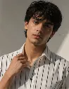 XL white stripes shirts MODEL.webp